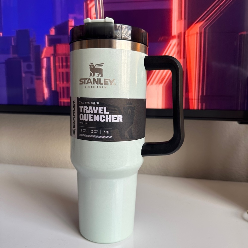 New Stanley 40 Oz Tumbler Adventure Spearmint Pearlescent w/ Black Handle